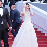 Aktris asal Korea Selatan, Han So Hee, mendapat undangan istimewa sebagai global ambassador merek perhiasan dan jam tangan Prancis, Boucheron. Aktris 29 tahun ini tampil cantik mengenakan bustier top dan rok putih dari koleksi Danielle Frankel. Foto: VCG via Getty Images/VCG