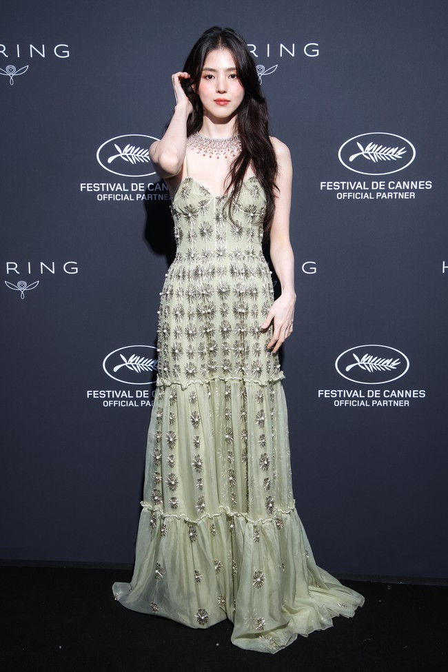 Untuk penampilannya di acara makan malam ‘Kering Women In Motion Dinner’ di Festival Film Cannes 2024, Han So Hee memilih menggerai rambut panjangnya. Foto: Getty Images for Kering/Daniele Venturelli
