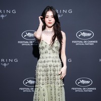 Untuk penampilannya di acara makan malam ‘Kering Women In Motion Dinner’ di Festival Film Cannes 2024, Han So Hee memilih menggerai rambut panjangnya. Foto: Getty Images for Kering/Daniele Venturelli