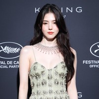 Bintang drama Korea Gyeongseong Creature itu memancarkan keanggunan dalam balutan gaun ‘Jade Sunburst Medallion Dress’ rancangan desainer Cucculelli Shaheen seharga Rp 239,4 juta. Tak ketinggalan koleksi kalung Boucheron melingkar di leher global ambassador-nya. Foto: Getty Images for Kering/Daniele Venturelli