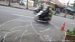 Hati-hati Melintas, Ada Jalan Amblas di Kramat Jati