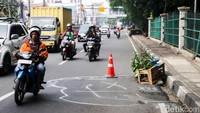 Diameter jalan yang amblas tersebut berkisar 1,5-2 meter. Terdapat sedikit retakan di jalan.   