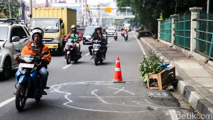 Terdapat jalan amblas di dekat Pasar Induk Kramat Jati, Jakarta. Bagi pengendara yang melintas, harap berhati-hati, ya!