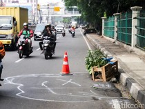 Hati-hati Melintas, Ada Jalan Amblas di Kramat Jati