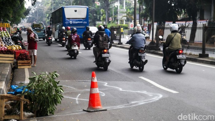 Terdapat jalan amblas di dekat Pasar Induk Kramat Jati, Jakarta. Bagi pengendara yang melintas, harap berhati-hati, ya!