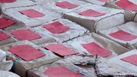 Polisi menyita 9 bungkus plastik teh China warna merah berisi sabu dengan berat bersih total 8.929,191 gram, 9 bungkus klip berisi ekstasi berlogo burung hantu warna ungu dengan jumlah total 1.568 butir dengan berat bersih total 639,831 gram.