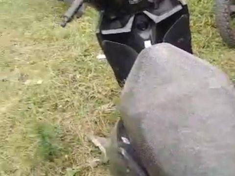 Hujan abu tipis guyur wilayah Kalurahan Glagaharjo, Cangkringan, Sleman, Senin (20/5/2024) siang. Tampak abu tipis Merapi menempel di motor warga.