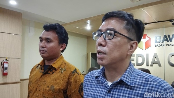 Ibnu Syamsu (kiri) dan John Muhammad saat membuat laporan ke Bawaslu RI, Senin (20/5/2024). Foto: Fawdi/detikcom