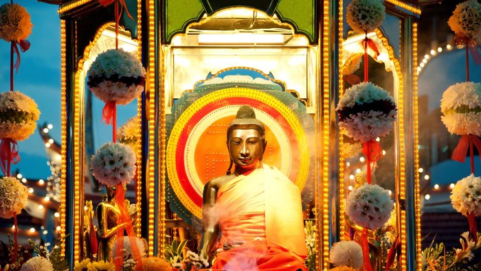 Ilustrasi Hari Raya Waisak umat Buddha Wesak Day marks three major events in Buddhaâs life, namely his birth, his enlightenment and his achievement of Nirvana. The Wesak Day parade usually makes its way with beautiful Buddhaâs chariot decorated with flowers and many parade floats through the central of the cities. There are thousand of devotees participated in the procession and some walk along with the chariots, chant mantras, and other attendees watch the procession from the roadside, receiving blessings from the passing floats.
