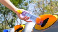 1. Buang Sampah SembaranganJemaah haji tidak boleh membuang sampah sembarangan. Pengelola Masjid Nabawi dan Masjidil Haram sangat ketat dalam menjaga kebersihan kawasan.Seperti plastik bekas sandal, botol minuman, bungkus makanan, dan sejenisnya harus dibuang di tempat sampah. Disediakan banyak di tiap sudut masjid. Jika sulit menemukan tempat sampah, cobalah menyimpannya terlebih dahulu sampah tersebut di tas. Karena jika ketahuan sengaja mengotori masjid dan sekitarnya, jemaah akan terekam CCTV. Tak lama kemudian, petugas masjid akan menghampiri dan menahanmu untuk melakukan pemeriksaan.