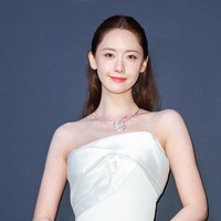 Berbeda dengan penampilannya di red carpet. Yoona tampil glowing dengan pilihan gaun putih di acara makan malam ‘Kering Women In Motion Dinner’ yang menjadi rangkaian acara Festival Film Cannes 2024. Foto: Hoda Davaine/Dave Benett/Getty I/Dave Benett