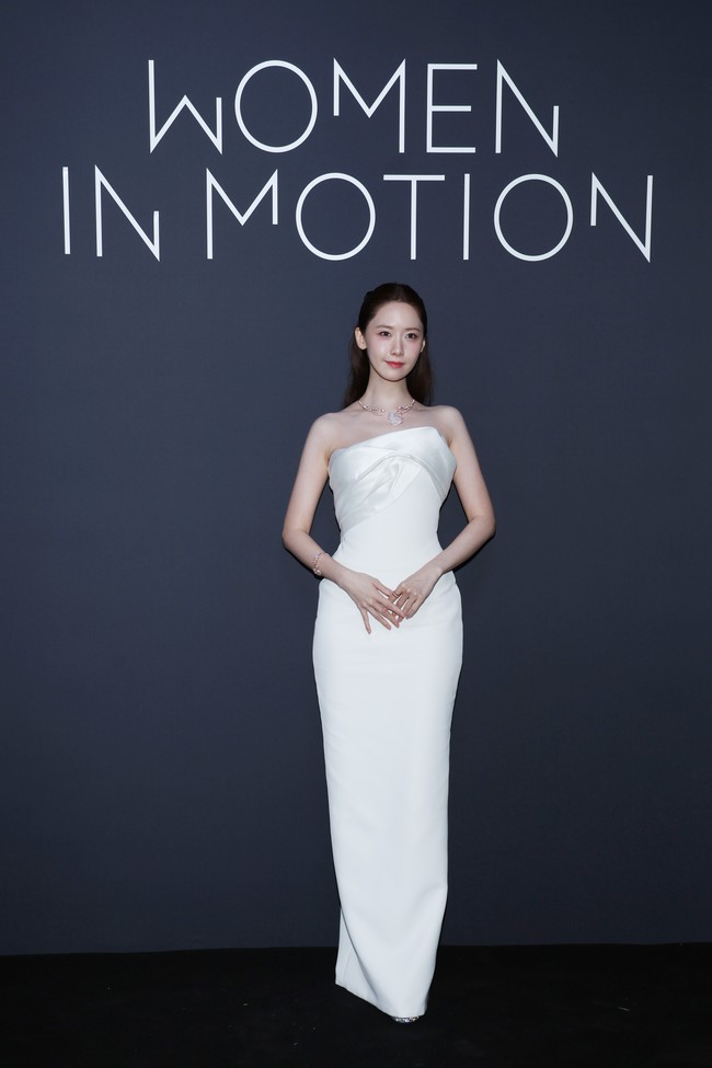 Aktris yang digosipkan berpacaran dengan Lee Jun Ho itu memakai koleksi gaun pernikahan rancangan desainer Elly Sofocli. Yoona juga mengenakan koleksi kalung dan gelang berlian dari merek perhiasan Qeelin. Foto: Getty Images for Kering/Vittorio Zunino Celotto