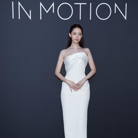 Aktris yang digosipkan berpacaran dengan Lee Jun Ho itu memakai koleksi gaun pernikahan rancangan desainer Elly Sofocli. Yoona juga mengenakan koleksi kalung dan gelang berlian dari merek perhiasan Qeelin. Foto: Getty Images for Kering/Vittorio Zunino Celotto