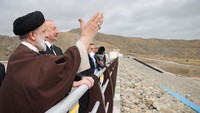 Kantor berita negara Iran Press TV melaporkan Presiden Iran Ebrahim Raisi dan Presiden Azerbaijan Ilham Aliyev meresmikan proyek bendungan di perbatasan pada hari Minggu, sebelum kecelakaan terjadi.