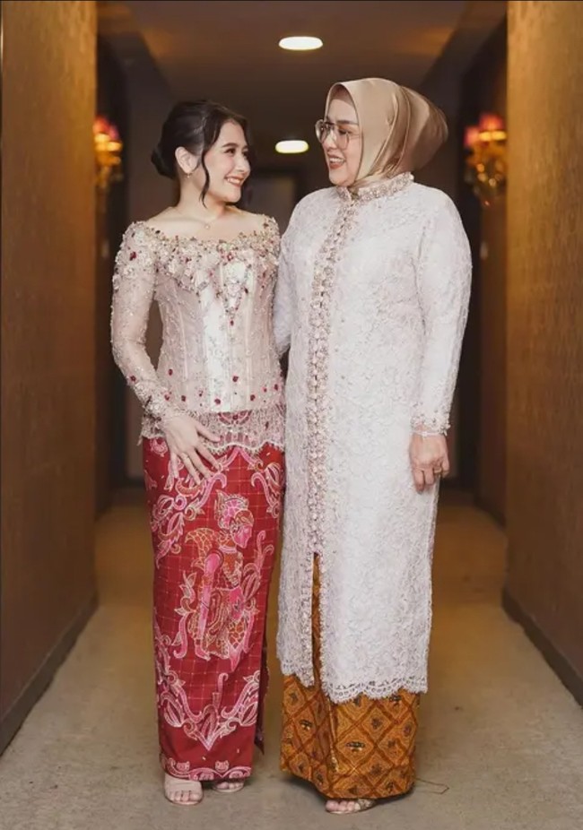 Prilly Latuconsina tampil menawan bareng sang mama saat diwisuda. Mama Prilly terlihat manis dengan kebaya panjang brokat pink yang dipadu padankan kain batik coklat. Foto: Instagram