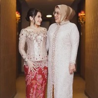 Prilly Latuconsina tampil menawan bareng sang mama saat diwisuda. Mama Prilly terlihat manis dengan kebaya panjang brokat pink yang dipadu padankan kain batik coklat. Foto: Instagram