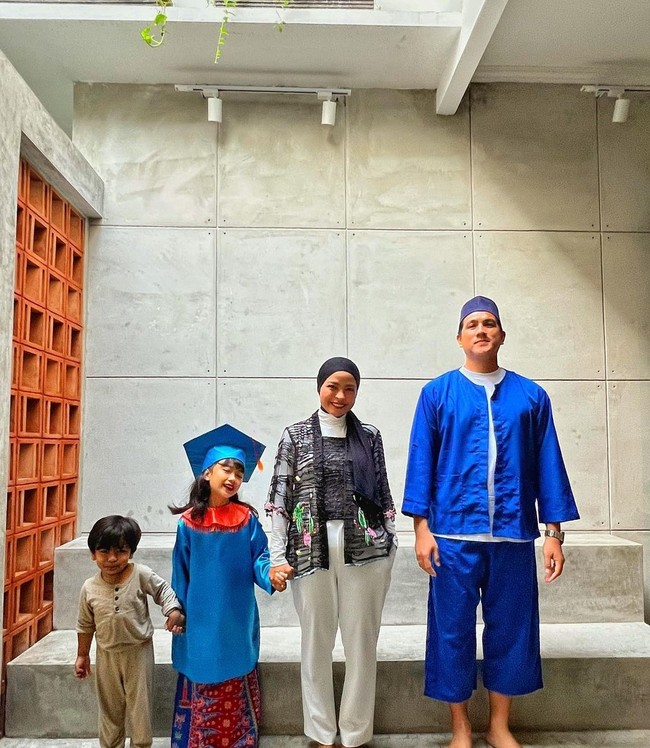 Penampilan Tantri Syalindri saat hadir di wisuda anaknya yang sudah lulus TK ini bisa dicontek. Vokalis band Kotak ini mengenakan kebaya adat Betawi berwarna hitam. Tantri pun terlihat chic dengan kebaya yang dipadu turtleneck top dan celana panjang berwarna putih. Foto: Instagram