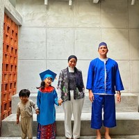 Penampilan Tantri Syalindri saat hadir di wisuda anaknya yang sudah lulus TK ini bisa dicontek. Vokalis band Kotak ini mengenakan kebaya adat Betawi berwarna hitam. Tantri pun terlihat chic dengan kebaya yang dipadu turtleneck top dan celana panjang berwarna putih. Foto: Instagram