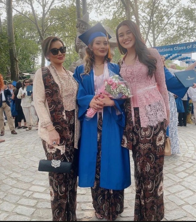 Reza Artamevia terlihat anggun dalam balutan kebaya kutu baru dengan sentuhan detail payet saat hadiri acara kelulusan putrinya, Zahwa. Bagi yang berhijab, kamu bisa menambahkan hijab polos warna senada coklat atau cream. Foto: Instagram