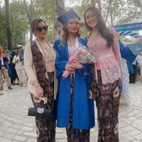 Reza Artamevia terlihat anggun dalam balutan kebaya kutu baru dengan sentuhan detail payet saat hadiri acara kelulusan putrinya, Zahwa. Bagi yang berhijab, kamu bisa menambahkan hijab polos warna senada coklat atau cream. Foto: Instagram