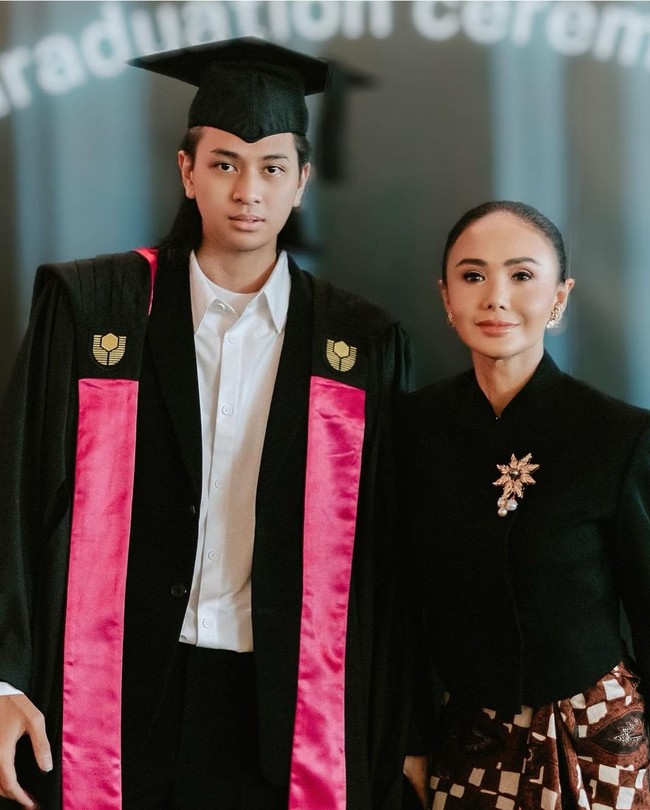  Yuni Shara tampil seperti perempuan Keraton saat menghadiri wisuda putranya, Cavin Obrient Siahaan. Kakak Krisdayanti ini menganakan kebaya beludru hitam yang dipadukan dengan kain batik cokelat. Foto: Instagram