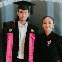  Yuni Shara tampil seperti perempuan Keraton saat menghadiri wisuda putranya, Cavin Obrient Siahaan. Kakak Krisdayanti ini menganakan kebaya beludru hitam yang dipadukan dengan kain batik cokelat. Foto: Instagram