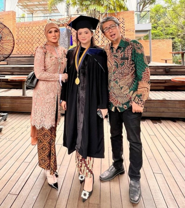 Saat menghadiri wisuda anak sulungnya, Mulan Jameela terlihat begitu cantik dan anggun saat mengenakan kebaya berwarna nude yang dipadu padankan dengan kain batik berwarna cokelat. Foto: Instagram