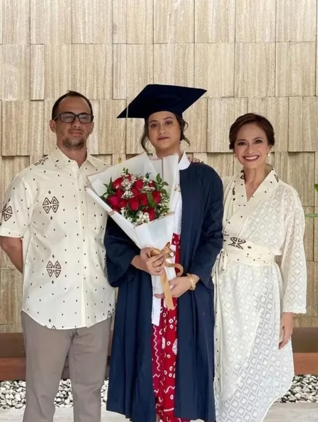 Ersa Mayori tampil etnik dan chic dalam baluta busana putih model kimono dan ikat di bagian pinggang saat merayakan wisuda kelulusan SMA sang buah hati. Foto: Instagram