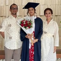 Ersa Mayori tampil etnik dan chic dalam baluta busana putih model kimono dan ikat di bagian pinggang saat merayakan wisuda kelulusan SMA sang buah hati. Foto: Instagram