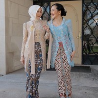 Ibu Beby Tsabina terlihat menakjubkan saat mendampingi wisuda buah hatinya di Western Michigan University, Amerika Serikat. Sang ibu tampil cantik dalam balutan kebaya cream dengan aksen biru muda yang dipadu kain batik. Kebayanya dihiasi payet, kristal serta bordiran berbentuk bunga. Foto: Instagram