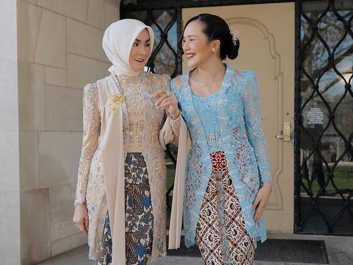 Inspirasi Kebaya Artis Saat Jadi Pendamping Wisuda
