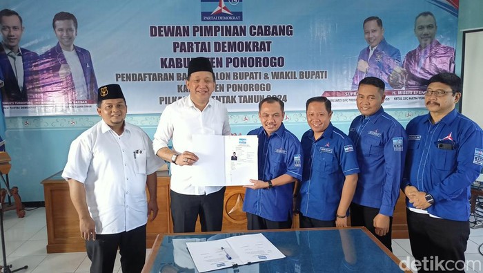 Ipong saat menyerahkan berkas pendaftaran bacabup ke Demokrat Ponorogo.