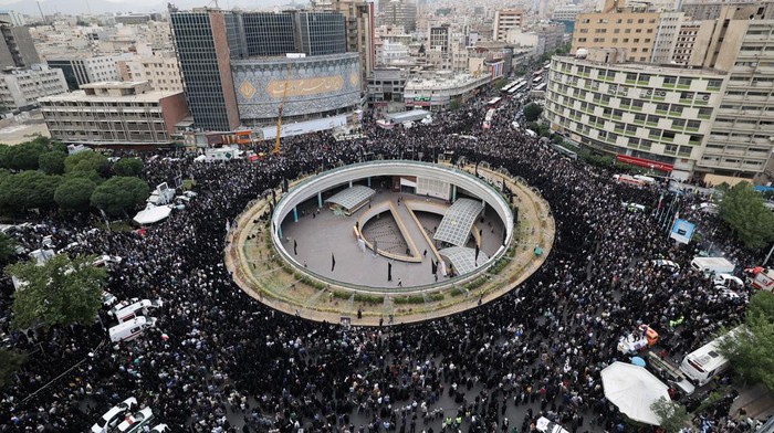 IRAN-SECURITY/PRESIDENT-RAISI People gather to mourn for the death of the late Iran's President Ebrahim Raisi, in Tehran, Iran May 20, 2024. Majid Asgaripour/WANA (West Asia News Agency) via REUTERS ATTENTION EDITORS - THIS PICTURE WAS PROVIDED BY A THIRD PARTY