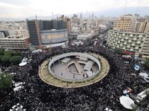 Duka Ribuan Warga Iran Turun ke Jalan untuk Presiden Ebrahim Raisi