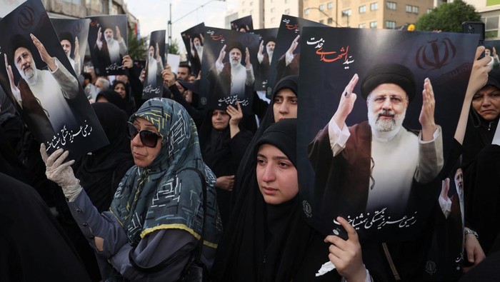 IRAN-SECURITY/PRESIDENT-RAISI People gather to mourn for the death of the late Iran's President Ebrahim Raisi, in Tehran, Iran May 20, 2024. Majid Asgaripour/WANA (West Asia News Agency) via REUTERS ATTENTION EDITORS - THIS PICTURE WAS PROVIDED BY A THIRD PARTY