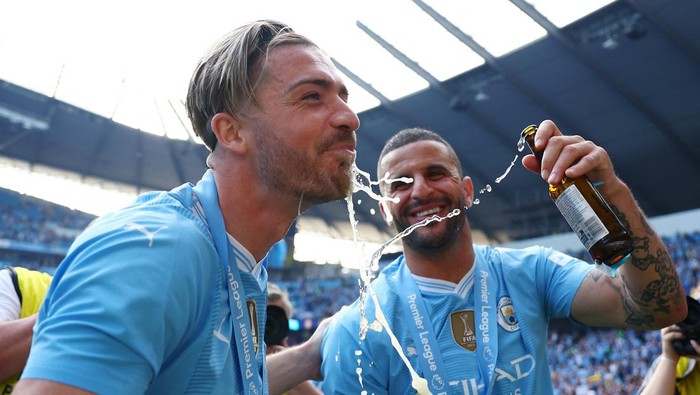 Soccer Football - Premier League - Manchester City v West Ham United - Etihad Stadium, Manchester, Britain - May 19, 2024  Manchester Citys Kyle Walker and Jack Grealish celebrate after winning the Premier League REUTERS/Molly Darlington EDITORIAL USE ONLY. NO USE WITH UNAUTHORIZED AUDIO, VIDEO, DATA, FIXTURE LISTS, CLUB/LEAGUE LOGOS OR LIVE SERVICES. ONLINE IN-MATCH USE LIMITED TO 120 IMAGES, NO VIDEO EMULATION. NO USE IN BETTING, GAMES OR SINGLE CLUB/LEAGUE/PLAYER PUBLICATIONS. PLEASE CONTACT YOUR ACCOUNT REPRESENTATIVE FOR FURTHER DETAILS..