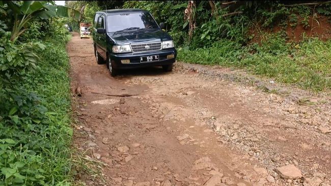 Jalan di Pandeglang rusak parah