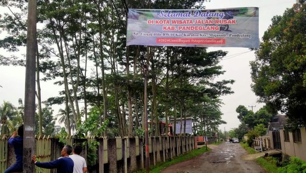 Jalan di Pandeglang rusak parah