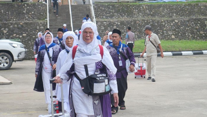 Jemaah calon haji hendak berangkat menuju bandara SMB II Palembang.