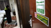 Seorang jemaah haji Indonesia menunaikan ibadah salat setibanya di hotel, Makkah, Arab Saudi.