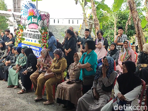 Jenazah Pulu Darmawan (39), korban kecelakaan pesawat latih di kawasan BSD, Tangerang Selatan, tiba di rumah duka di Desa Jetis, Bandungan, Semarang, Senin (20/5/2024).