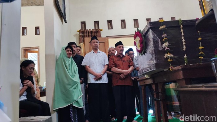 Jenazah Pulu Darmawan (39), korban kecelakaan pesawat latih di kawasan BSD, Tangerang Selatan, tiba di rumah duka di Desa Jetis, Bandungan, Semarang, Senin (20/5/2024).