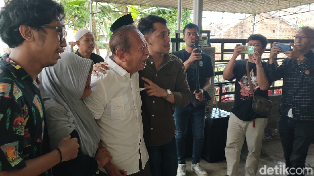 Jenazah Pulu Darmawan (39), korban kecelakaan pesawat latih di kawasan BSD, Tangerang Selatan, tiba di rumah duka di Desa Jetis, Bandungan, Semarang, Senin (20/5/2024).