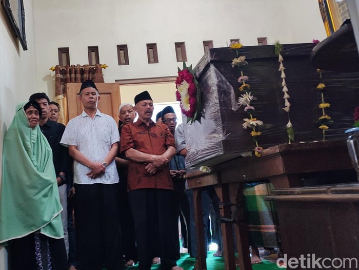 Jenazah Pulu Darmawan (39), korban kecelakaan pesawat latih di kawasan BSD, Tangerang Selatan, tiba di rumah duka di Desa Jetis, Bandungan, Semarang, Senin (20/5/2024).
