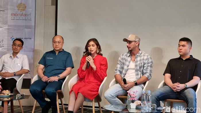 Jessica Iskandar dan suaminya yang sedang program hamil bayi tabung anak ketiga di Surabaya.