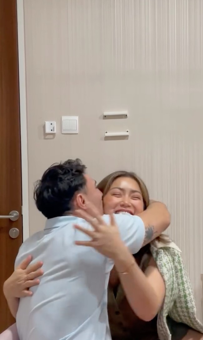 Setelah menjalani program bayi tabung atau IVF, Jessica Iskandar akhirnya kini hamil anak ketiga. Melalui akun Instagram pribadinya Jessica dan Vincent membagikan momen bahagia ketika dokter mengumumkan program IVF mereka berhasil. Dengan wajah bahagia, Vincent dan Jessica pun langsung berpelukan. Foto: Instagram/@inijedar