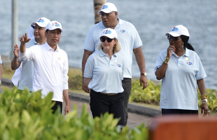 Presiden Joko Widodo (kedua kiri) menjelaskan proses pembibitan mangrove kepada Utusan Khusus Prancis Barbara Pompili (kedua kanan) dan Secretary General of the Convention on Wetlands Musonda Mumba (kanan), Presiden Fiji Ratu Wiliame Maivalili Katonivere (belakang kanan), Perdana Menteri Tajikistan Qohir Rasulzoda (belakang kiri) saat kegiatan Leaders Visit rangkaian World Water Forum ke-10 2024 di kawasan mangrove Taman Hutan Raya (Tahura) Ngurah Rai, Denpasar, Bali, Senin (20/5/2024). Media Center World Water Forum 2024/Fikri Yusuf/pras