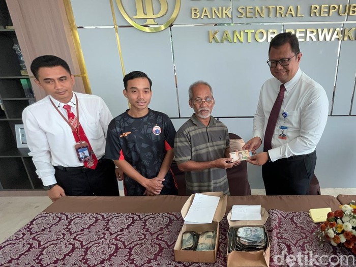 Kantor perwakilan Bank Indonesia Kota Solo mengganti sejumlah uang rusak milik korban kebakaran rumah, Senin (20/5/2024).