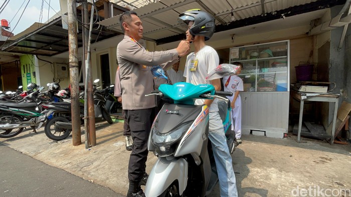 Kapolres Metro Jakbar, Kombes M Syahduddi memberikan hadiah motor kepada Satrio Mukti Raharjo (19), casis Bintara Polri yang menjadi korban begal. (Rumondang/detikcom)