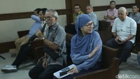 Terdakwa kasus dugaan korupsi liquefied natural gas (LNG) atau gas alam cair Galaila Karen Agustiawan memberikan keterangan saat mengikuti sidang lanjutan dengan agenda mendengarkan keterangan terdakwa.